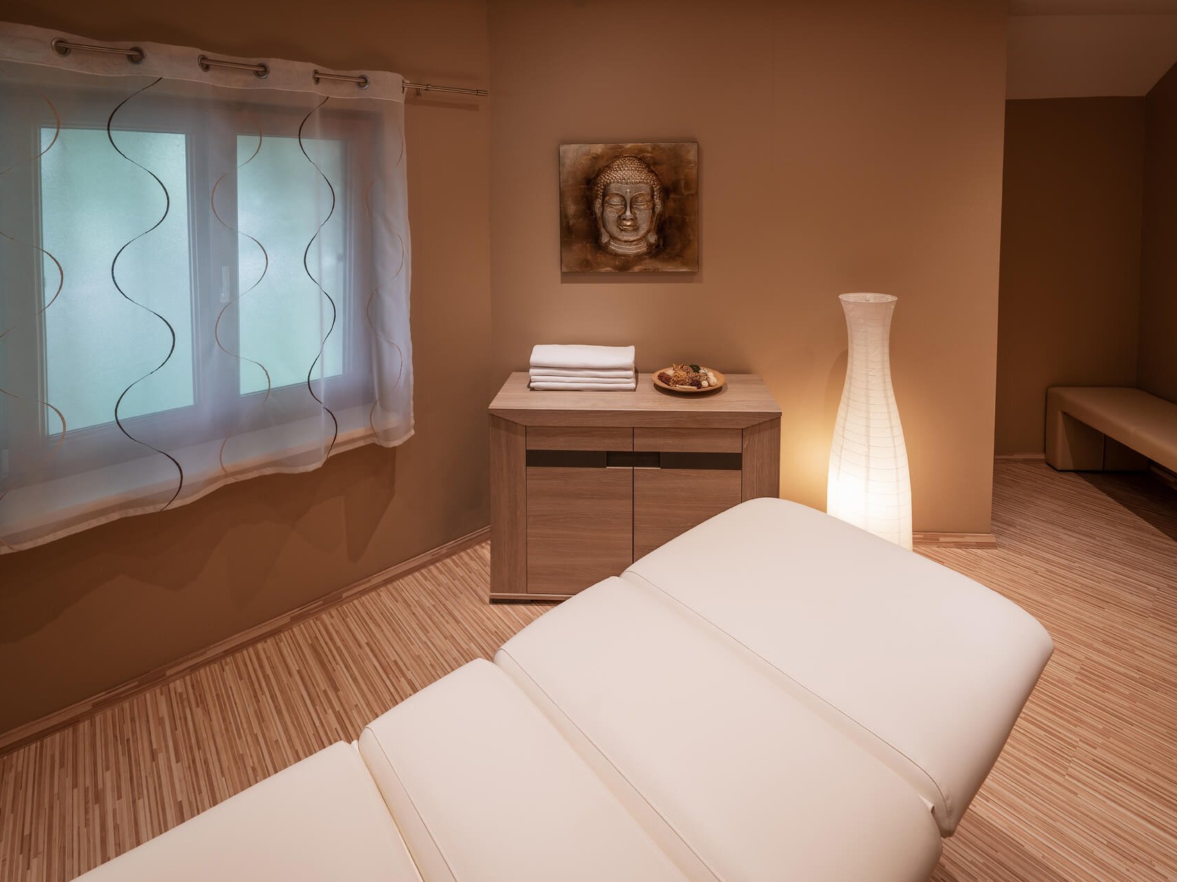 Wellnessbereich Wellnessbereich mit Massagetisch