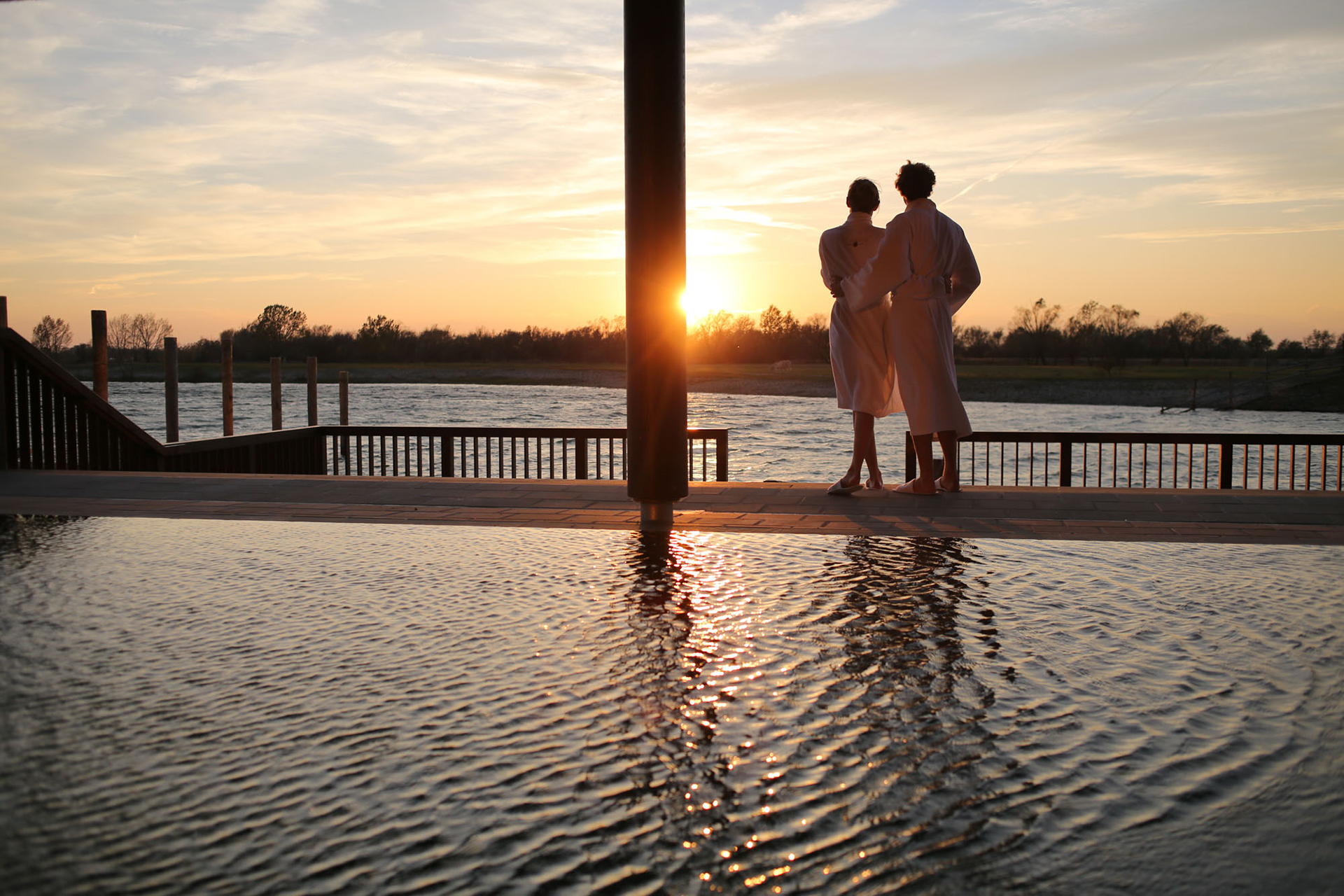 Pärchen in der Therme Pärchen in der Therme beim Sonnenuntergang